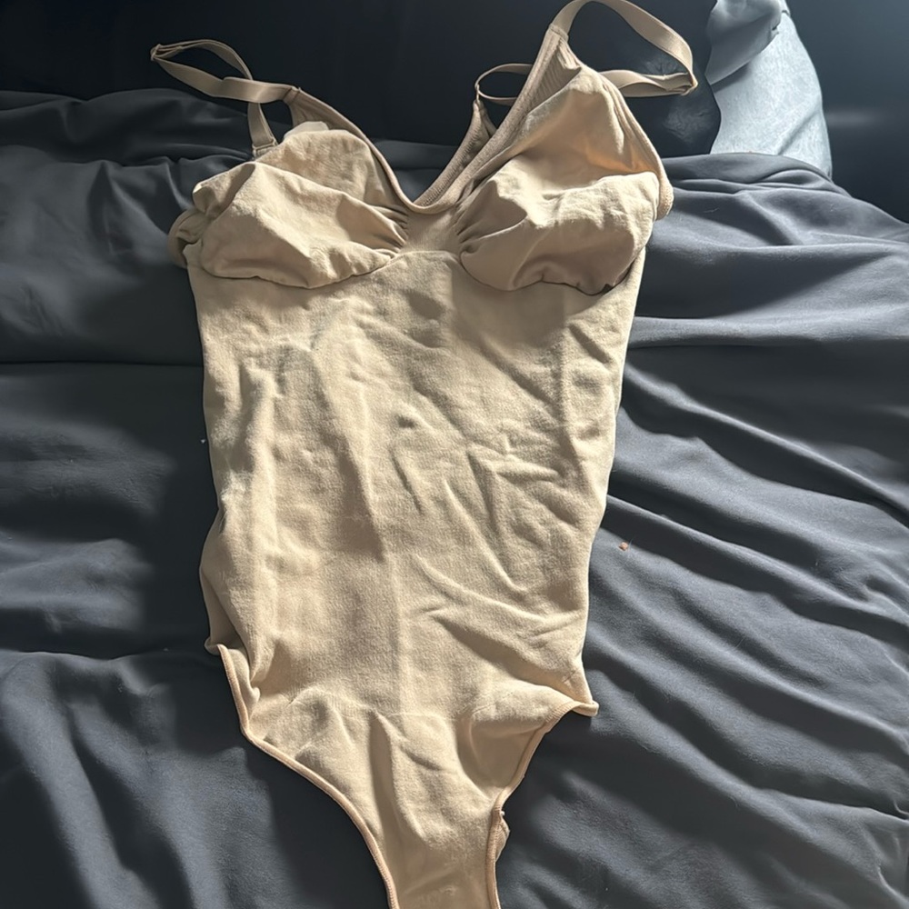 SKIMS SHAPERWEAR NEVER WORN. JUST NEVER GOT TO RETURN